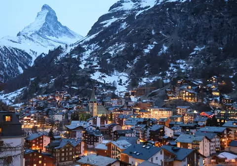 Turiștii „de-o zi” din stațiunea elvețiană Zermatt vor plăti o taxă de vizitator. La cât se ridică