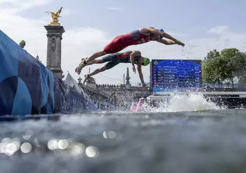 JO 2024. Doi triatlonişti portughezi s-au îmbolnăvit după ce au înotat în Sena la ştafetă mixtă