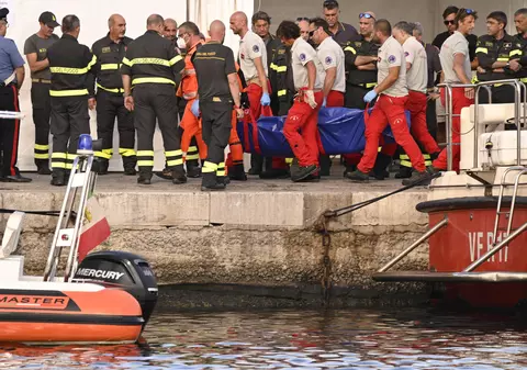 Cinci cadavre au fost găsite în iahtul de lux scufundat în largul coastei Siciliei, spun scafandrii