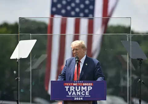 Donald Trump a ținut primul miting în aer liber după tentativa de asasinat. A vorbit înconjurat de panouri de sticlă antiglonț