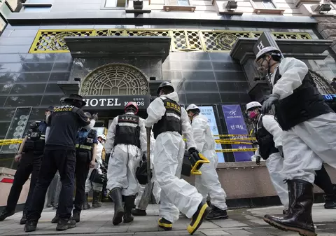 Controverse în Coreea de Sud privind siguranța saltelei gonflabile folosite la salvare, după ce doi oameni care au sărit pe ea într-un incendiu au murit