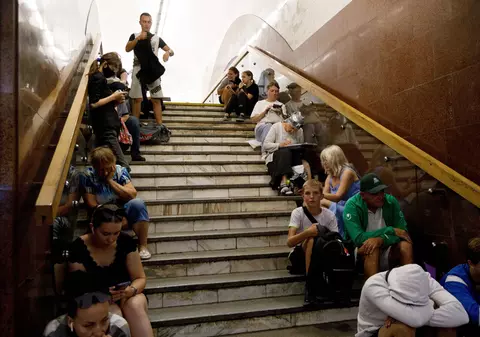 Ucrainenii bombardaţi la Kiev se refugiază la metrou: „E greu să trăiești așa ceva. Auzim aceste explozii de trei ani”