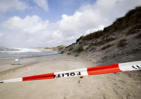 Doi copii au murit, după ce duna de nisip în care săpaseră o groapă s-a prăbușit peste ei, pe o plajă din Danemarca