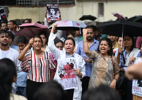 Furie în rândul cadrelor medicale din India după ce o tânără medic stagiar a fost violată și ucisă într-un spital
