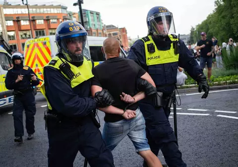 Peste 500 de locuri, „care îi așteaptă”, pregătite la închisoare pentru autorii protestelor violente din Marea Britanie