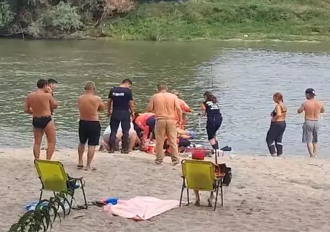 O mamă a murit înecată în râul Timiș, după ce a intrat la scăldat cu fiicele ei, de 13 și 15 ani. Fetele, salvate de martori