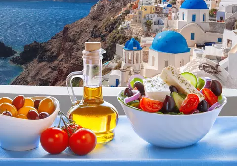 Cum se face salata grecească – secretul care o face atât de savuroasă