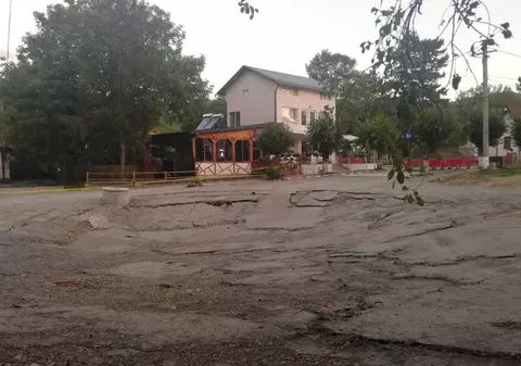 Ce se întâmplă la Slănic Prahova, orașul care se scufundă. „Este un fenomen unic în România. Trebuie să ne păstrăm calmul”