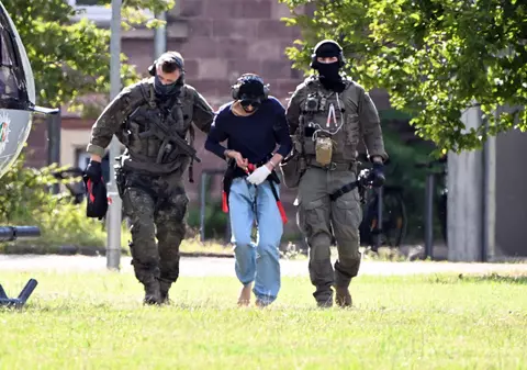 Căști, ochelari care obturează vederea, o mănușă albă pe mâna stângă, așa a fost dus la tribunal teroristul ISIS care a ucis trei oameni în Germania