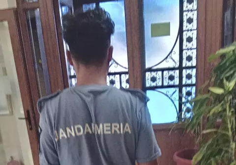 Tânăr care purta haine cu însemnele Jandarmeriei și avea o armă, prins la Focșani, la evenimentul dedicat gimnastei Ana Maria Bărbosu