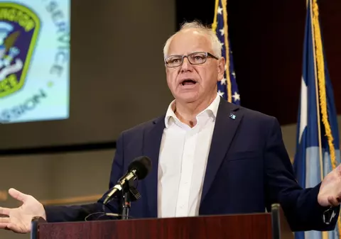 Tim Walz, atac dur la adresa lui Trump: Un om retrograd care sădeşte haos şi dezbinare
