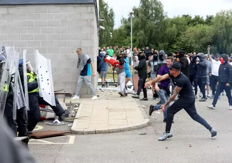 Noi violențe în Marea Britanie, după uciderea a trei fetițe: atacuri asupra unor hoteluri care găzduiesc imigranți. Guvernul anunță măsuri dure