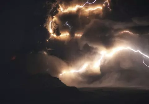 Vulcanul Shiveluch din Kamceatka a erupt în urma seismului de magnitudine 7 produs în largul peninsulei ruse