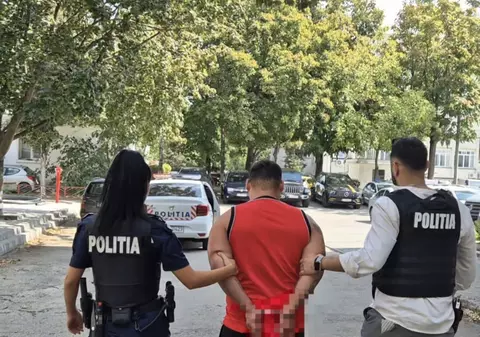 O tânără a fost înjunghiată, iar mama ei lovită cu pumnii și picioarele într-un magazin din Craiova. Agresorul, reținut