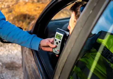 Doi polițiști din Vaslui cercetați disciplinar în urma unui accident rutier. Șoferul s-a urcat băut la volan