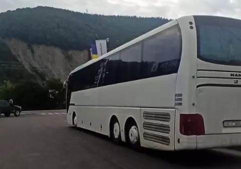 Șoferul unui autocar cu 50 de turiști a fost recrutat cu forța de armata ucraineană, într-o pauză la o benzinărie