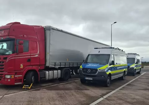 Șofer român de TIR epuizat și care circula cu 110 km/h, scos de pe șosea și trimis să se odihnească de polițiștii germani