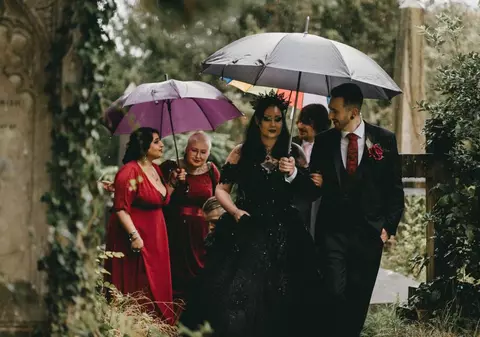 Cuplul care s-a căsătorit într-o zi de vineri, 13, într-un cimitir: „Încă nu am avut ghinion, ne merge bine”