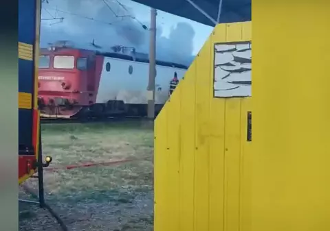 Locomotiva unui tren de călători a luat foc în halta Tomşani. Intervenția pompierilor s-a încheiat, circulația feroviară a fost reluată | VIDEO