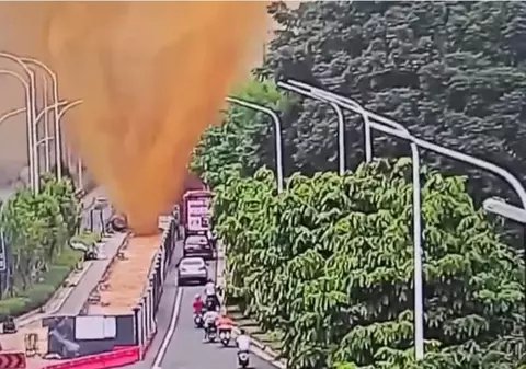 „Se simte duhoarea prin ecran”. Momentul în care o conductă de canalizare explodează, iar suflul răstoarnă un excavator, în China | VIDEO