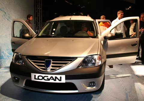 Cu cât s-au scumpit mașinile în ultimii 10 ani. Dacia Logan, VW Golf și BMW Seria 5 arată de ce senzația de „mașină nouă prea scumpă” nu e doar în capul nostru
