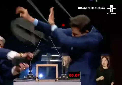 A luat scaunul și l-a lovit, în direct, la TV. Dezbatere cu scântei în Brazilia, între candidații la postul de primar al orașului Sao Paulo | VIDEO
