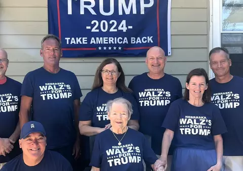 Stupoare în SUA, după ce rude ale vicepreședintelui nominalizat de Kamala Harris au pozat îmbrăcați în tricouri pro-Trump