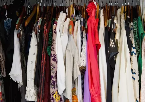 Românii vor fi obligați să recicleze și haine vechi. Noua lege privind colectarea selectivă intră în vigoare de la 1 ianuarie 2025