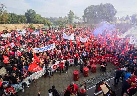 Explicațiile Volkswagen către angajații afectați de reduceri salariale și concedieri, pe o foaie A4. Sindicatele amenință cu greve cu „zeci de mii de oameni”