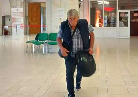 Bărbatul care a dat foc în Palatul Parlamentului, căutat de Poliție: „Dacă îl observă cineva, să nu îl abordeze”