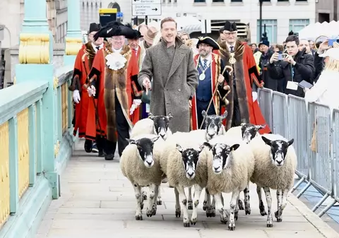 Un cunoscut actor de la Hollywood a mers cu oile pe un pod din Londra. Care este explicația