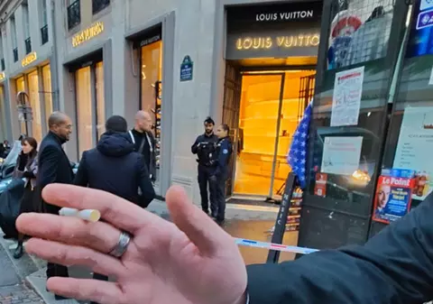 Spargere de aproape 1.000.000 de euro la un magazin Louis Vuitton din Paris. Patru hoți au intrat cu mașina în marșarier, apoi s-au făcut nevăzuți