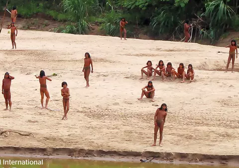 Doi tăietori de lemne au fost uciși de săgeți într-o confruntare cu cel mai izolat trib din Peru, care este forțat să-și părăsească teritoriul