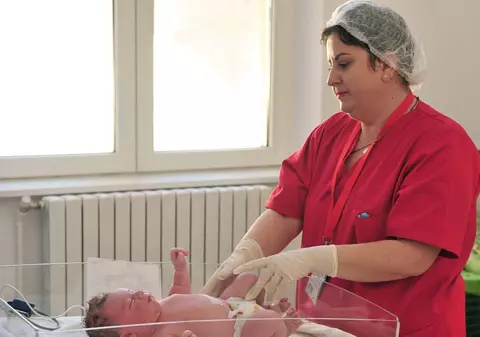 Un studiu inedit arată cum este transformat microbiomul bebelușilor de laptele matern