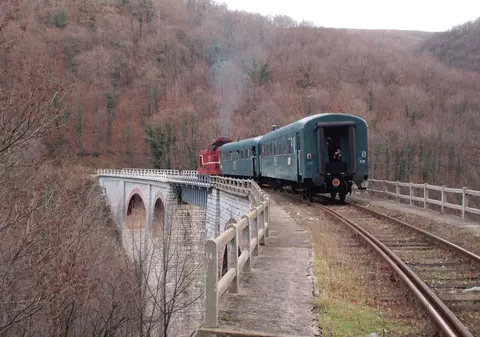 Cel mai spectaculos traseu cu trenul din România: Oraviţa-Anina, cea mai veche cale ferată montană din sud-estul Europei