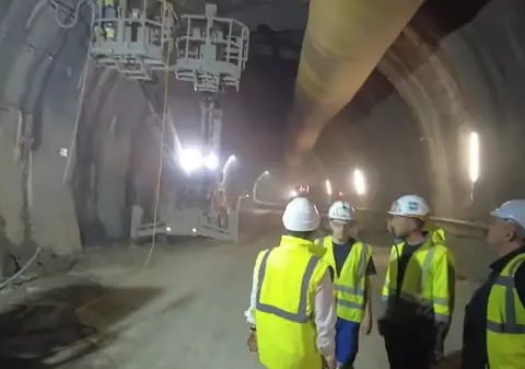 Imagini din interiorul primului tunel rutier pentru o autostradă construit în România, pe sub Dealul Momaia, în Argeș
