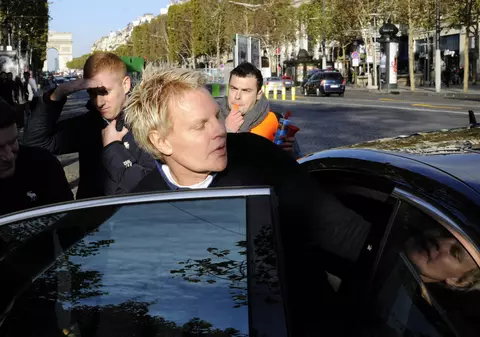 „Credeam că e o ședință foto”. Fostul șef al unui brand de haine exclusivist și partenerul său, acuzați că au exploatat tineri recrutați pentru „petreceri sexuale”