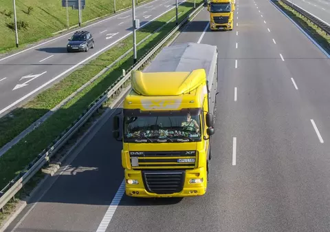 Șofer român de TIR cu identitatea furată, 130 de amenzi de circulație, concediat, permis anulat și datorii de 35.000 de euro, în Franța