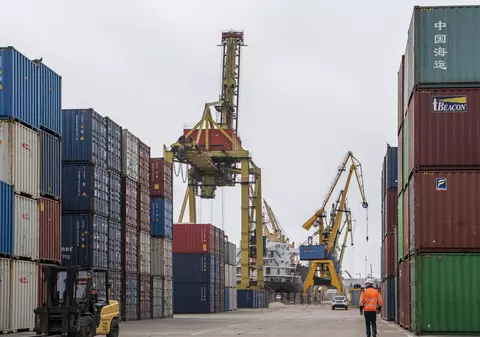 Un vameș a înghițit biletul pe care erau scrise șpăgile, când i-a văzut pe procurorii DNA, la Portul Constanța