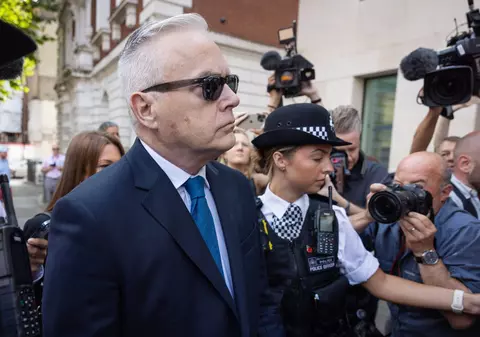 Fostul prezentator BBC Huw Edwards își poate afla azi pedeapsa pentru deținerea de conținut sexual cu minori. Ce riscă bărbatul de 62 de ani