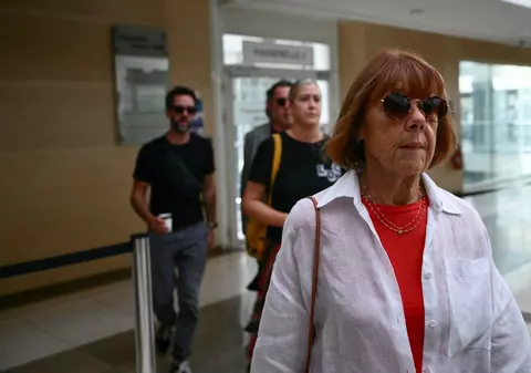 Femeia drogată de soț și violată de peste 70 de bărbați a cerut ca procesul să fie public și a depus mărturie: „M-au tratat ca pe un sac de gunoi”