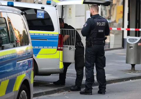 Un bebeluș de patru luni a fost găsit fără suflare, într-o casă din Țara Galilor. Poliția a reținut primii suspecți