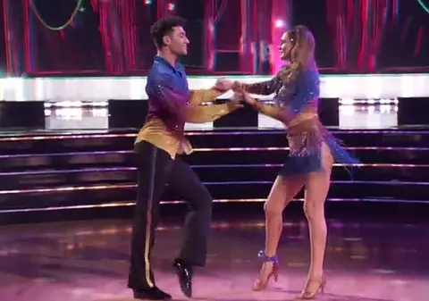 „Regina escrocheriilor”, eliminată rapid din „Dancing With the Stars”, unde a concurat cu brățară de urmărire la gleznă: „N-am învățat nimic”