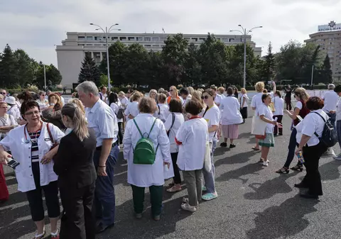 Protest al medicilor din ambulatoriu în fața Guvernului. „Profesia medicală trebuie respectată” / „Medicii nu sunt nici criminali, nici ucigași în serie” | VIDEO