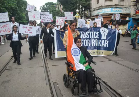 Proteste în 25 de țări după ce o tânără medic stagiar a fost violată și omorâtă într-un spital din India