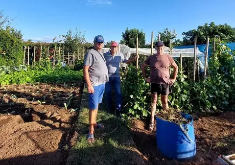 Român căutat pentru o crimă violentă în Belgia, prins de mai mulți grădinari la furat de roșii și castraveți, în Franța