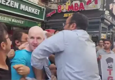 Doi soldați de pe un portavion american, atacați la Izmir. Poliția a reținut 15 persoane | VIDEO