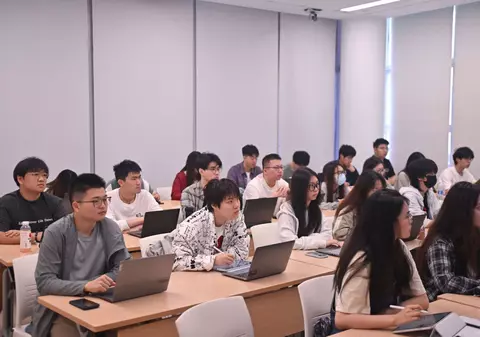 China îi avertizează pe studenți că „femei frumoase și bărbați chipeși” îi pot ademeni să devină spioni pentru agenții străine