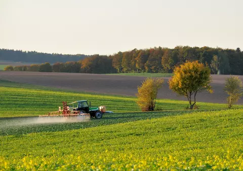 Ministerul Agriculturii primește aproape 900 de milioane de lei din partea Guvernului. „Măsuri de sprijin pentru producătorii agricoli afectaţi de secetă şi de efectele războiului din Ucraina”