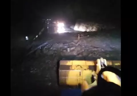 Traficul pe Valea Oltului dinspre Sibiu către Râmnicu Vâlcea, blocat în urma viiturii. Circulaţia a fost deviată pe DN 1